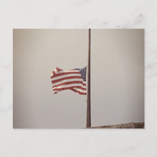 US-Flagge am halben Mast Postkarte (Vorderseite)