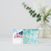 US-Flagge am hübschen blauen Himmel Visitenkarte (Stehend Vorderseite)