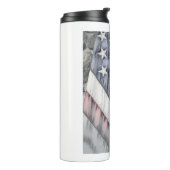 US-Flagge gegen die Steinmauer Thermosbecher (Nach links gedreht)