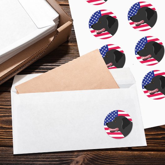 US-Flagge mit schwarzem Labrador Runder Aufkleber
