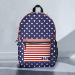 US Flagge Patriotic American Flag Monogram Bedruckter Rucksack<br><div class="desc">Dieses coole Rucksack-Design hat ein patriotisches Sternen-und Streifen-Muster, inspiriert von der amerikanischen Flagge. Die wiederholt auftretende Gestaltung ist in Rot-, Gelb- und Blau-Tönen gehalten. Die Vordertasche und die Oberseite haben ein Streifen-Muster, und die Vorderseite und die Seiten haben Sterne. Fügen Sie Ihr individuelles Monogramm auf die Tasche. Feiern Sie Ihre...</div>
