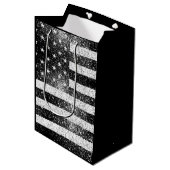 US-Flagge Rustic Schwarz-weiß Grau Glitzern Mittlere Geschenktüte (Vorderseite Schrägansicht)