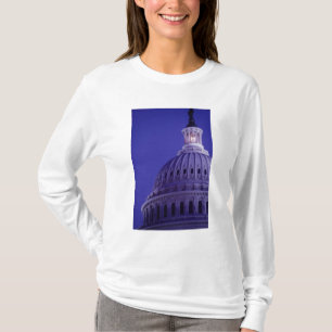 US-Kapitol bei Dämmerung mit Licht in der Kuppel a T-Shirt