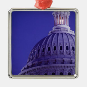 US-Kapitol bei Dämmerung mit Licht in der Kuppel Ornament Aus Metall