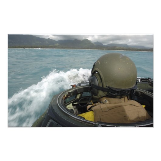 US-Marine fährt ein amphibisches Angriffsfahrzeug Fotodruck (Vorne)