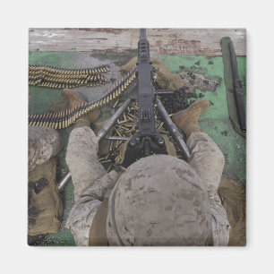 US Marine feuert eine Maschinenpistole vom Typ M2  Magnet