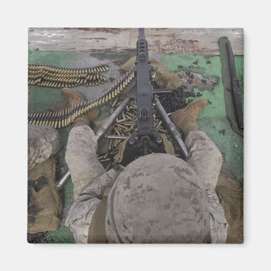 US Marine feuert eine Maschinenpistole vom Typ M2 Magnet (Vorne)