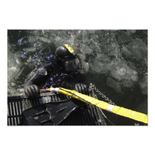 US-Marine-Taucher wird fertig, sein Tauchen zu Fotodruck