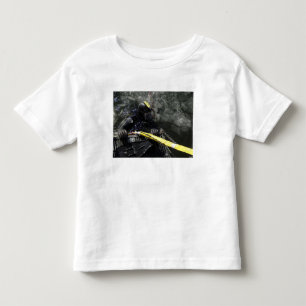 US-Marine-Taucher wird fertig, sein Tauchen zu Kleinkind T-shirt