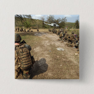 US-Marines bieten Sicherheit als UH-1N Button