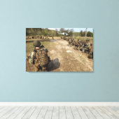 US-Marines bieten Sicherheit als UH-1N Leinwanddruck (Insitu (Holzboden))