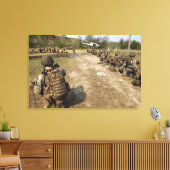 US-Marines bieten Sicherheit als UH-1N Leinwanddruck (Insitu (Wohnzimmer))