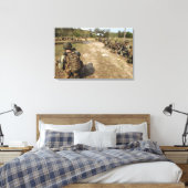 US-Marines bieten Sicherheit als UH-1N Leinwanddruck (Insitu (Schlafzimmer))