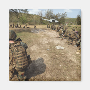 US-Marines bieten Sicherheit als UH-1N Magnet