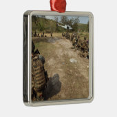 US-Marines bieten Sicherheit als UH-1N Ornament Aus Metall (Rechts)