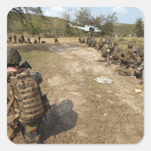 US-Marines bieten Sicherheit als UH-1N Quadratischer Aufkleber