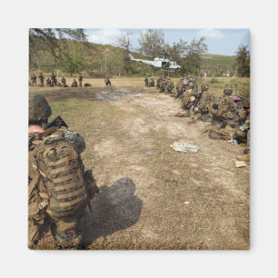 US-Marinesoldaten stellen Sicherheit als UH-1N zur Magnet