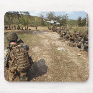US-Marinesoldaten stellen Sicherheit als UH-1N zur Mousepad