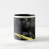 US Navy Diver startet seinen Tauchgang Zweifarbige Tasse (Mittel)