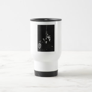 US-Präsident John Kennedy auf einer Pressekonferen Reisebecher