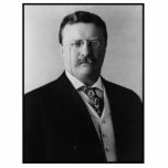 US-Präsident Theodore Teddy Roosevelt Portrait Fotoskulptur Ornament<br><div class="desc">Mit der Ermordung von Präsident William McKinley wurde Theodore Roosevelt, nicht ganz 43, zum 26. und jüngsten Präsidenten in der Geschichte der Nation (1901-1909). Er brachte dem Amt neue Aufregung und Power und führte den Kongress und die amerikanische Öffentlichkeit energisch in Richtung progressiver Reformen und einer starken Außenpolitik. - Diese...</div>