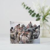 US-Soldaten beten - maßgeschneiderte Postkarte (Stehend Vorderseite)