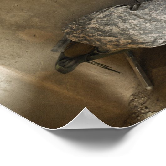 US-Soldaten schlafen in einem verlassenen Lehmhaus Poster (Ecke)