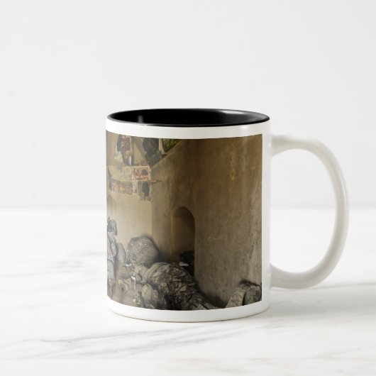 US-Soldaten schlafen in einem verlassenen Lehmhaus Zweifarbige Tasse (Rechts)