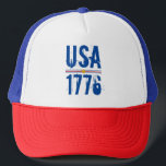 USA 1776 TRUCKERKAPPE<br><div class="desc">Die USA und 1776 in einem einzigartigen Schriftart sind auf diesem unisex LKW gedruckt, der mit roten und blauen Streifen und einem goldenen Stern hervorgehoben ist.</div>