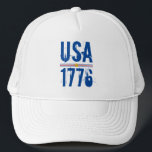 USA 1776 TRUCKERKAPPE<br><div class="desc">Die USA und 1776 in einem einzigartigen Schriftart sind auf diesem unisex LKW gedruckt,  der mit roten und blauen Streifen und einem goldenen Stern hervorgehoben ist. PASSENDE Artikel in unserem Geschäft.</div>