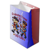 USA 250 Jahre Jubiläum Souvenir - Patriotic Mittlere Geschenktüte (Vorderseite Schrägansicht)