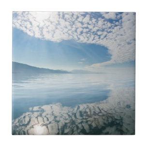USA, Alaska, Freshwater Bay. Wolken reflektiert Fliese