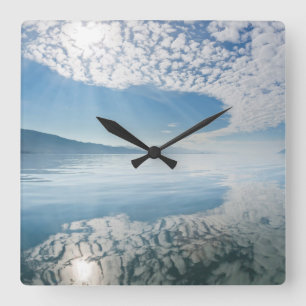USA, Alaska, Freshwater Bay. Wolken reflektiert Quadratische Wanduhr
