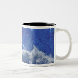 USA, Alaska, Juneau. Teil des South Sawyer Zweifarbige Tasse