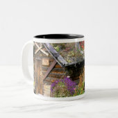 USA, Alaska, Nationalpark Denali, Kantishna. Zweifarbige Tasse (Vorderseite Links)
