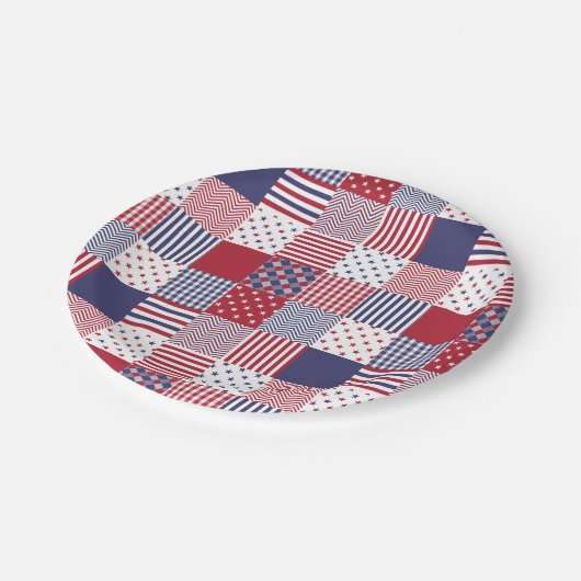 USA-AmericanaPatchwork-rotes weißes u. blau Pappteller (Schrägansicht)