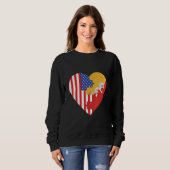 USA and Bhutan Flags Heart Sweatshirt (Vorne ganz)