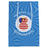 USA Angel Red Hair Hanukkah Flag Personalisiert Mittlere Geschenktüte (Rückseite)