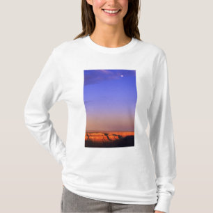 USA, Arizona, Grand Canyon NP. Mond im Himmel T-Shirt