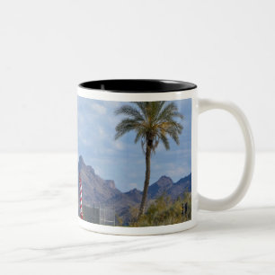 USA, Arizona, Lake Havasu City. Leuchtturm daneben Zweifarbige Tasse