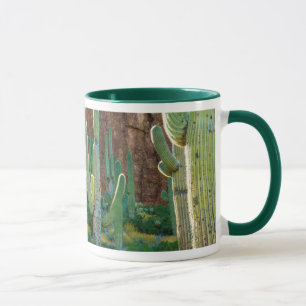 USA, Arizona. Saguaro-Kaktusfeld an einer Klippe Tasse