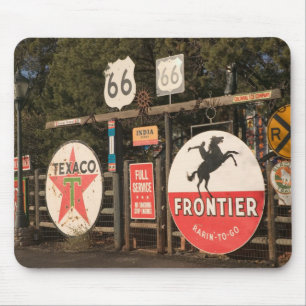 USA, Arizona, Sedona: Antiquarische Werbeschilder Mousepad