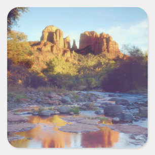 USA, Arizona, Sedona. Cathedral Rock reflektierend Quadratischer Aufkleber