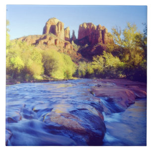USA, Arizona, Sedona. Cathedral Rock spiegelt 2 Fliese