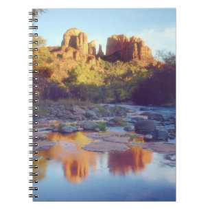 USA, Arizona, Sedona. Kathedrale Rock reflektieren Notizblock