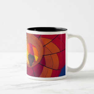 USA, Arizona, Val Vista. Ein farbenfroher Heißluft Zweifarbige Tasse