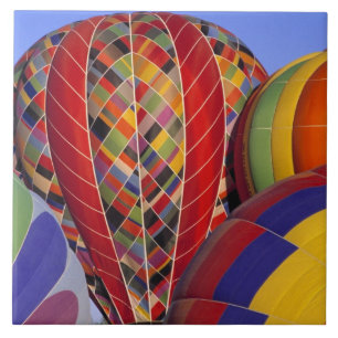 USA, Arizona, Val Vista. Farbenfrohe heiße Luft Fliese