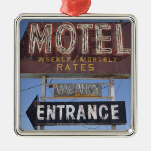 USA, Arizona, Winslow, altmodisches Motelzeichen Silbernes Ornament