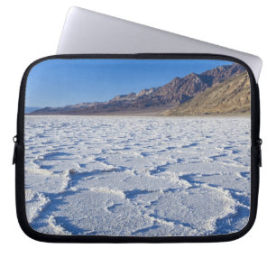 USA, CA, Death Valley NP, Salzformationen bei Laptopschutzhülle
