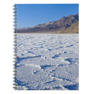 USA, CA, Death Valley NP, Salzformationen bei Notizblock
